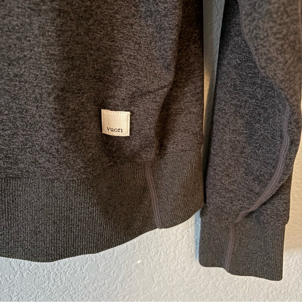 VUORI Long Sleeve Halo Crew Top VW241 Dark Gray Heather Logo - Picture 2 of 11